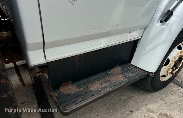 image for item EE7476 1999 Ford F800 flatbed truck