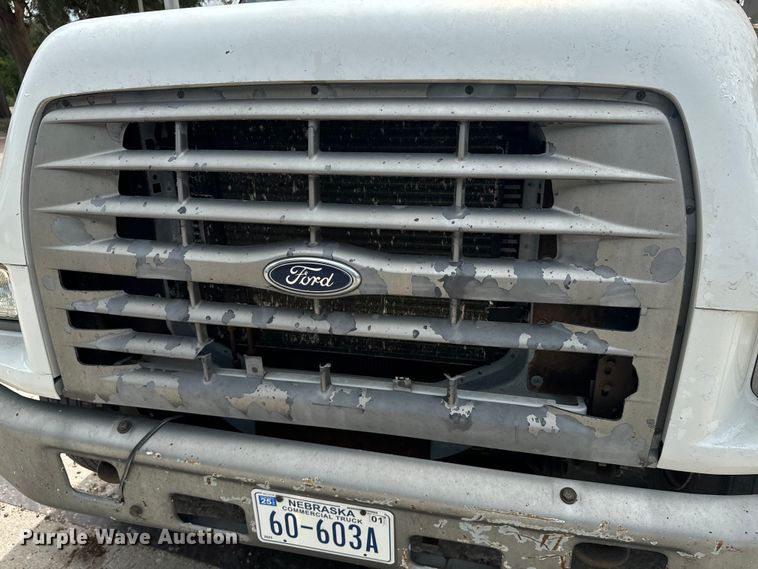 image for item EE7476 1999 Ford F800 flatbed truck