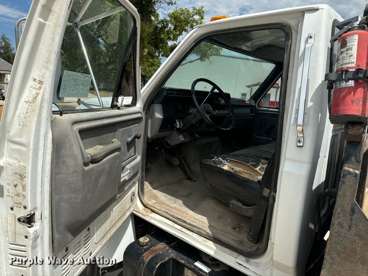 image for item EE7476 1999 Ford F800 flatbed truck