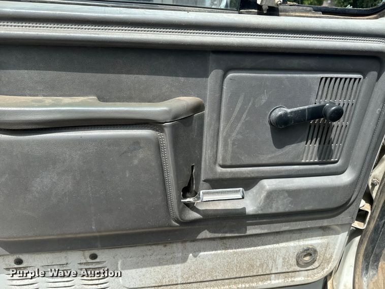 image for item EE7476 1999 Ford F800 flatbed truck