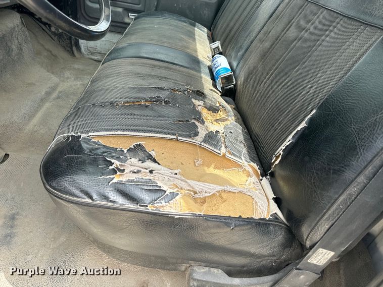 image for item EE7476 1999 Ford F800 flatbed truck