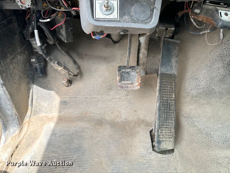 image for item EE7476 1999 Ford F800 flatbed truck