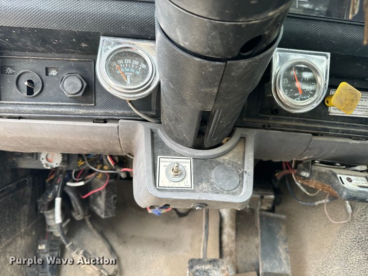 image for item EE7476 1999 Ford F800 flatbed truck