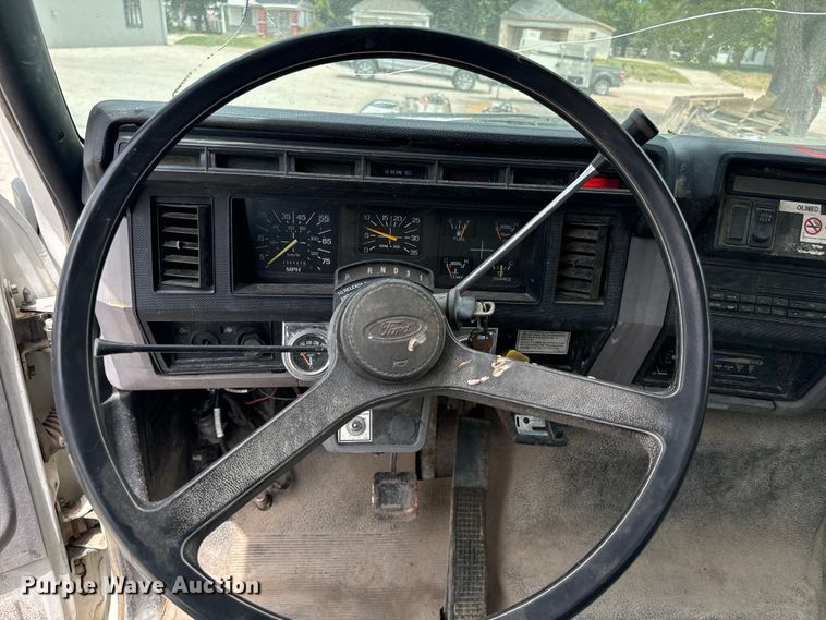 image for item EE7476 1999 Ford F800 flatbed truck