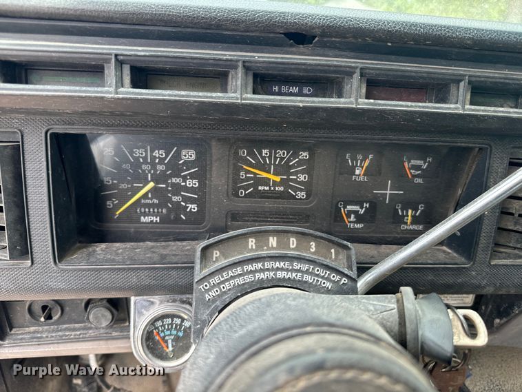 image for item EE7476 1999 Ford F800 flatbed truck