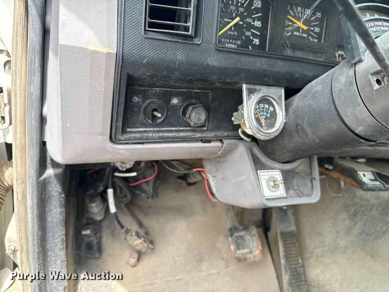 image for item EE7476 1999 Ford F800 flatbed truck