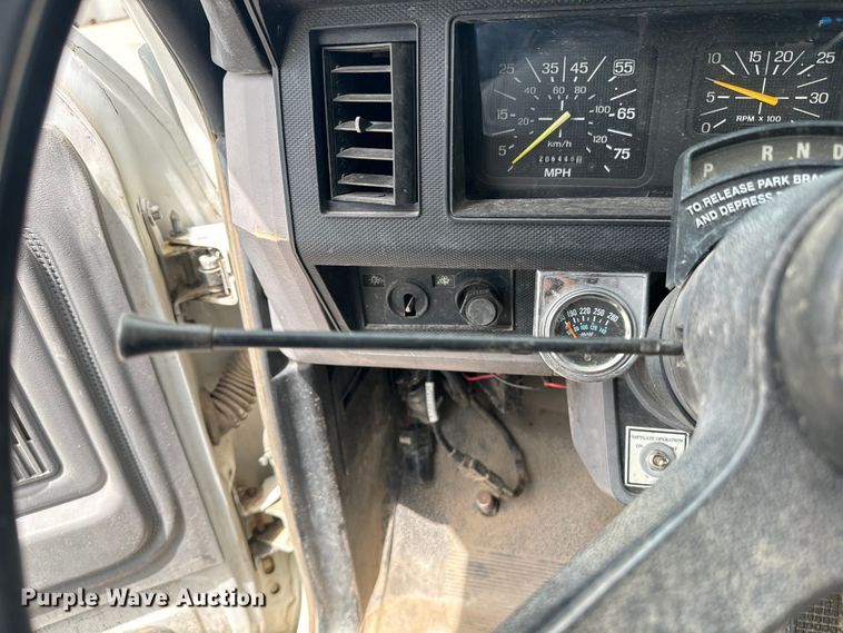 image for item EE7476 1999 Ford F800 flatbed truck