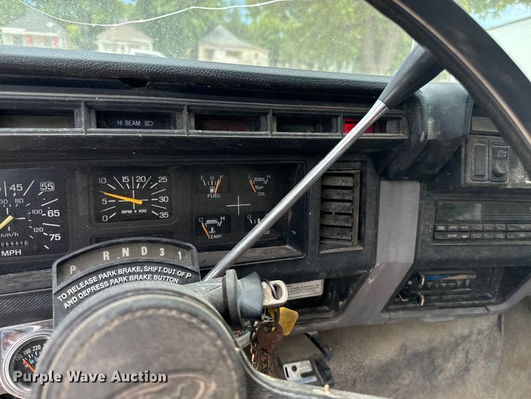 image for item EE7476 1999 Ford F800 flatbed truck