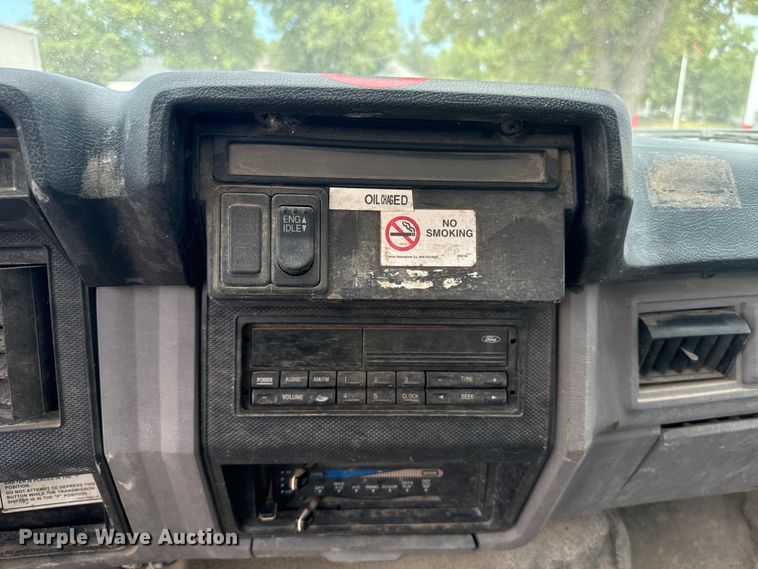 image for item EE7476 1999 Ford F800 flatbed truck