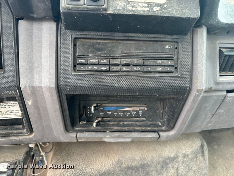 image for item EE7476 1999 Ford F800 flatbed truck