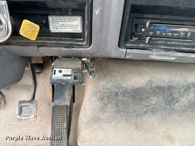 image for item EE7476 1999 Ford F800 flatbed truck