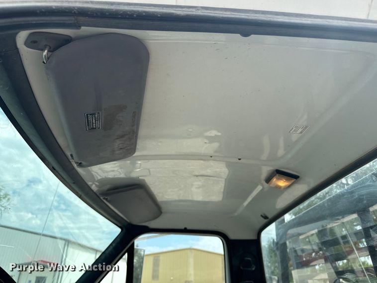 image for item EE7476 1999 Ford F800 flatbed truck