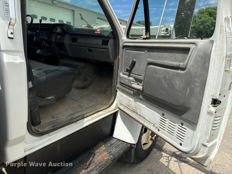 image for item EE7476 1999 Ford F800 flatbed truck