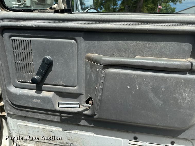 image for item EE7476 1999 Ford F800 flatbed truck