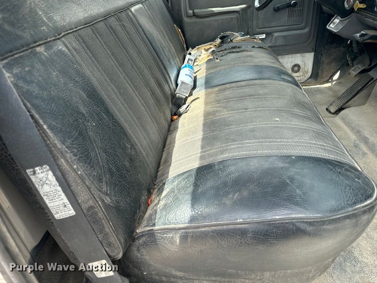 image for item EE7476 1999 Ford F800 flatbed truck