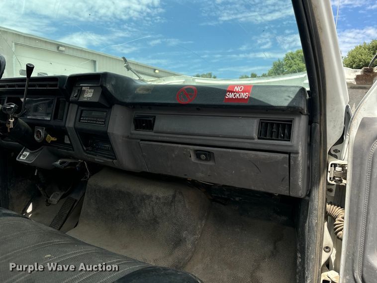 image for item EE7476 1999 Ford F800 flatbed truck