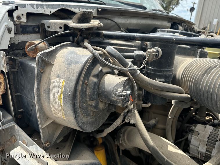 image for item EE7476 1999 Ford F800 flatbed truck