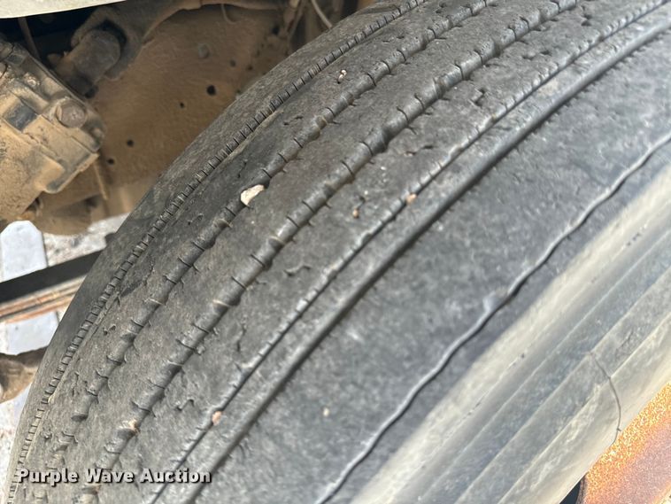 image for item EE7476 1999 Ford F800 flatbed truck