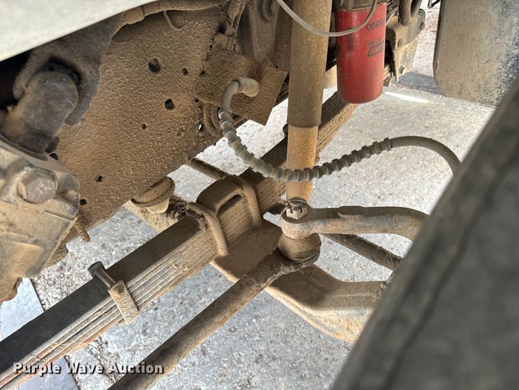 image for item EE7476 1999 Ford F800 flatbed truck