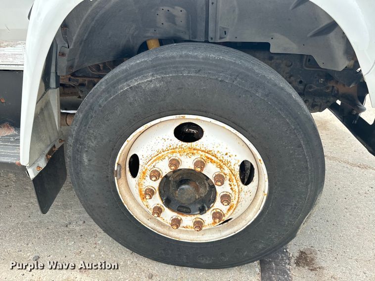 image for item EE7476 1999 Ford F800 flatbed truck