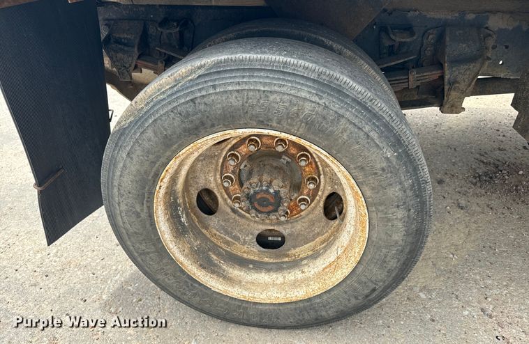 image for item EE7476 1999 Ford F800 flatbed truck