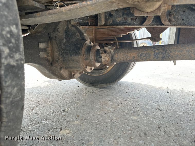 image for item EE7476 1999 Ford F800 flatbed truck