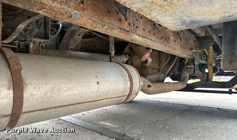 image for item EE7476 1999 Ford F800 flatbed truck