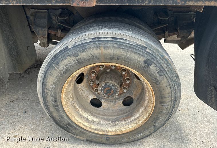 image for item EE7476 1999 Ford F800 flatbed truck