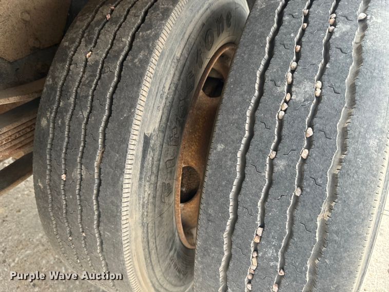 image for item EE7476 1999 Ford F800 flatbed truck