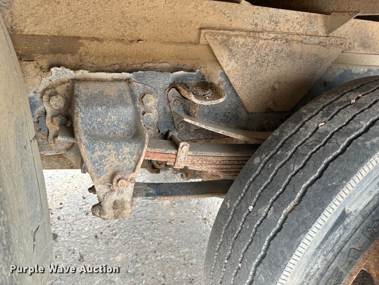 image for item EE7476 1999 Ford F800 flatbed truck