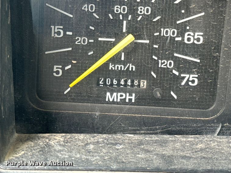 image for item EE7476 1999 Ford F800 flatbed truck