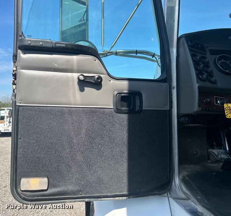 image for item EG0778 2005 Kenworth T300 box truck