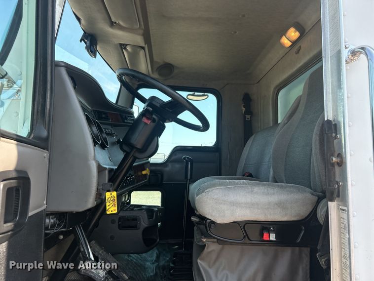 image for item EG0778 2005 Kenworth T300 box truck