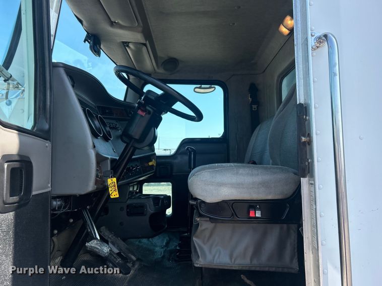 image for item EG0778 2005 Kenworth T300 box truck