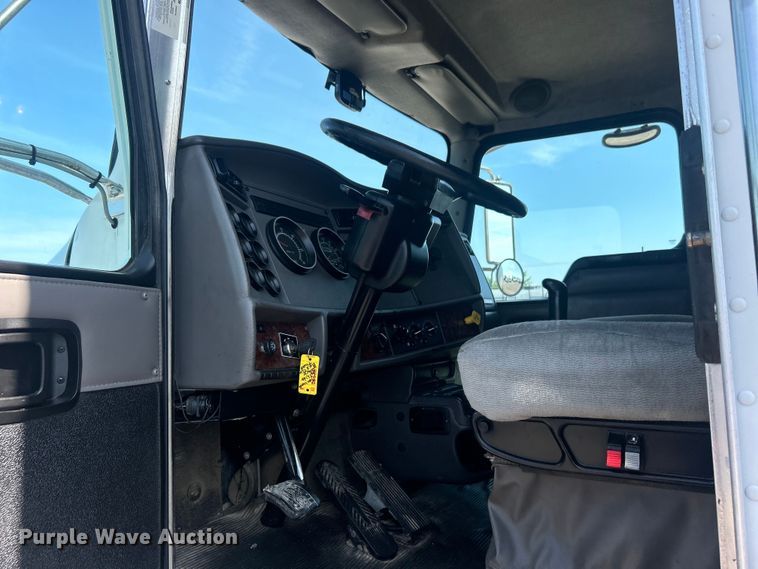 image for item EG0778 2005 Kenworth T300 box truck