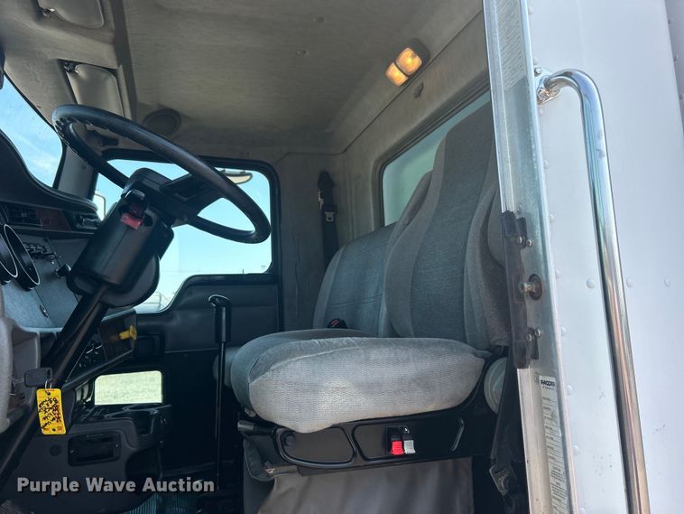 image for item EG0778 2005 Kenworth T300 box truck