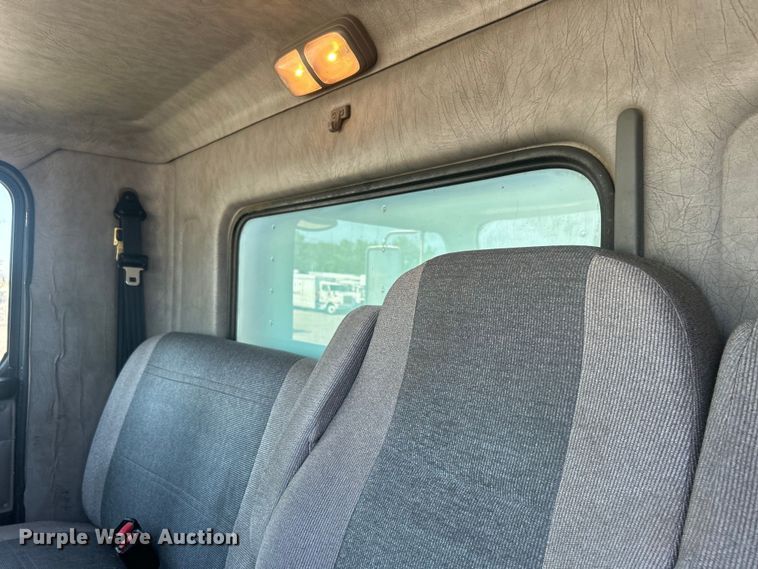 image for item EG0778 2005 Kenworth T300 box truck