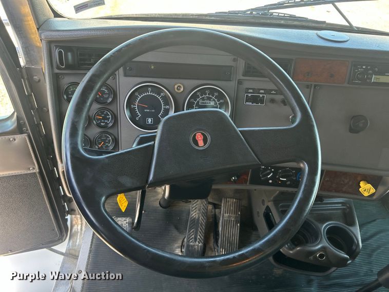 image for item EG0778 2005 Kenworth T300 box truck