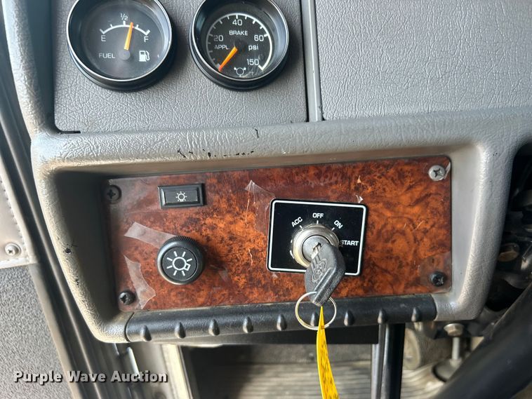 image for item EG0778 2005 Kenworth T300 box truck