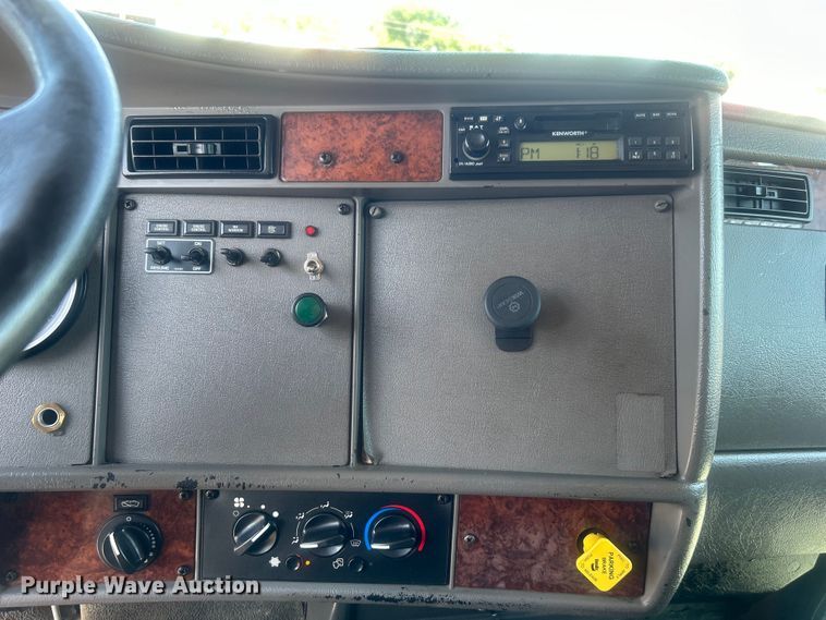 image for item EG0778 2005 Kenworth T300 box truck