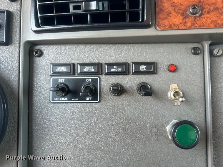 image for item EG0778 2005 Kenworth T300 box truck