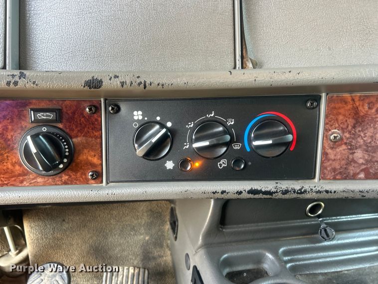 image for item EG0778 2005 Kenworth T300 box truck