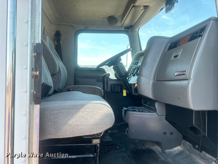 image for item EG0778 2005 Kenworth T300 box truck