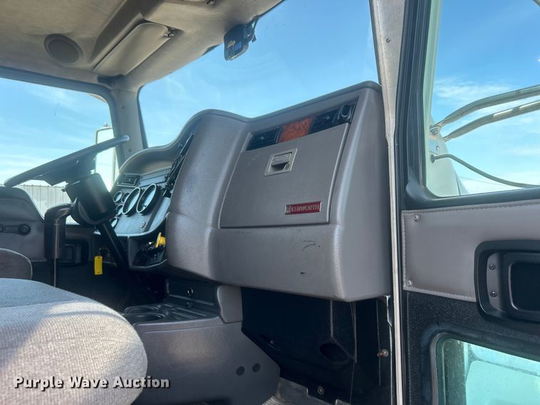 image for item EG0778 2005 Kenworth T300 box truck