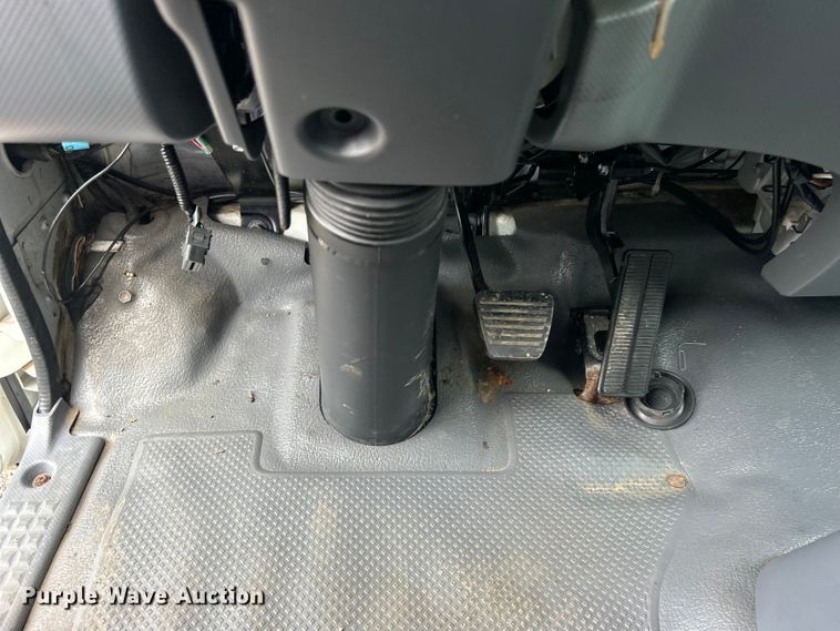 image for item EG0833 2016 Isuzu  NPR box truck