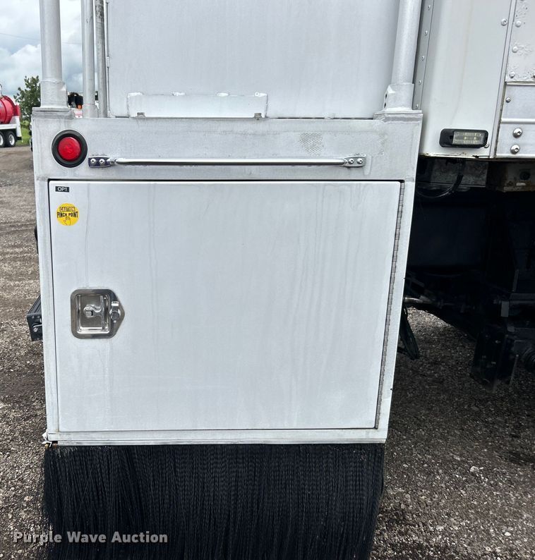 image for item EG0840 2011 Ford F750 Super Duty  railroad inspection truck