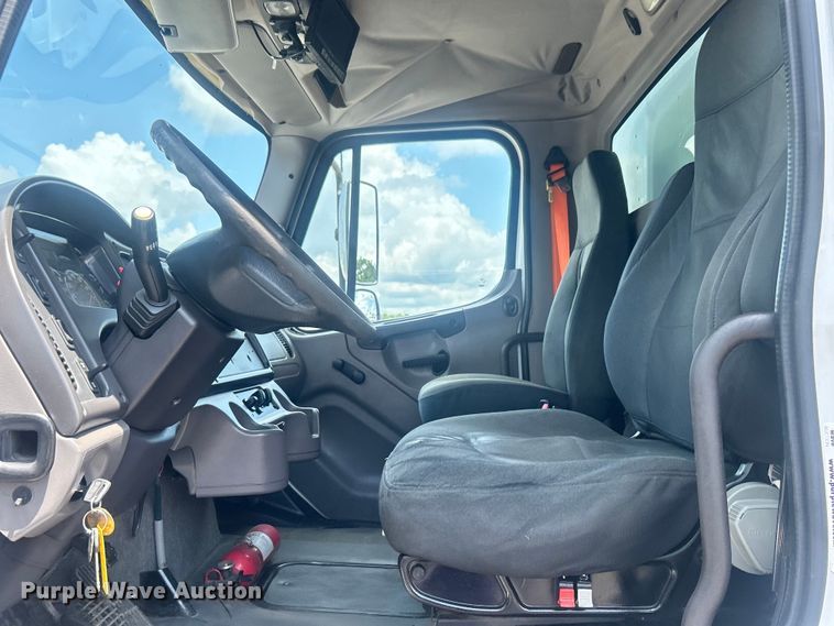 image for item EG0866 2009 Freightliner Business Class M2 box truck