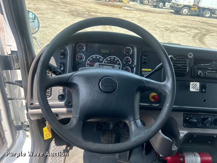 image for item EG0866 2009 Freightliner Business Class M2 box truck