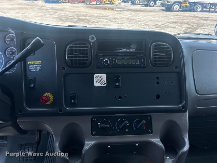 image for item EG0866 2009 Freightliner Business Class M2 box truck