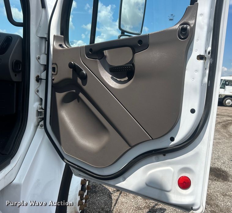 image for item EG0866 2009 Freightliner Business Class M2 box truck